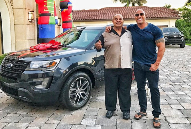 Dwayne Johnson cùng cha bên cạnh chiếc Ford Explorer