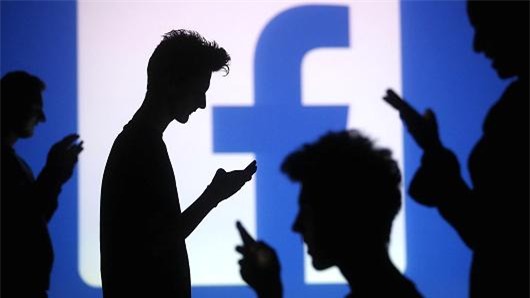 Làm thế nào để tránh cảm xúc phiền muộn trên Facebook?