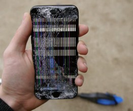 Người dùng thường làm hư điện thoại khi Apple ra iPhone mới