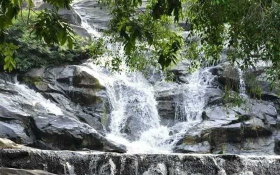 រមណីយដ្ឋាន​ទឹកធ្លាកអូរតាវ៉ៅឬទឹកធ្លាក់ភ្នំខៀវ ខេត្តប៉ៃលិន