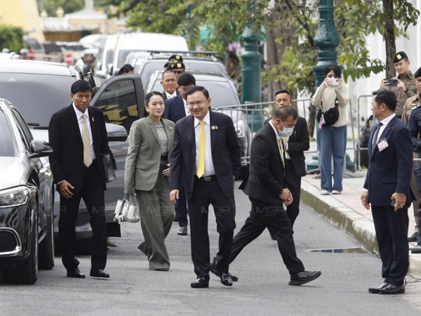  លោក ថាក់ស៊ីន ត្រូវបាននាំខ្លួនទៅដល់ពន្ធនាគារក្នុងទីក្រុងបាងកកហើយ !