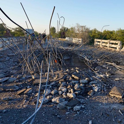 រូបភាពស្ពានអូរជីក រងការខូចខាតឆ្លងកាត់លែងកើតតែម្តង ក្រោយកងទ័ពអាកាសថៃ  ប្រើយន្តហោះចម្បាំង F16 ចំនួនពីរគ្រឿងមកទម្លាក់គ្រាប់ចំ កាលពីរាត្រីថ្ងៃទី១៩ ខែធ្នូ ឆ្នាំ២០២៥