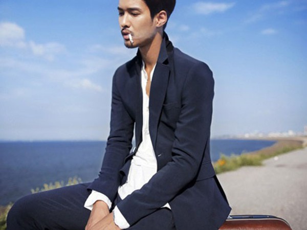 អាវ​ធំ​បុរស​ធ្វើ​ឱ្យ​គាត់​ទាក់ទាញ​គ្រប់​រូបរាង