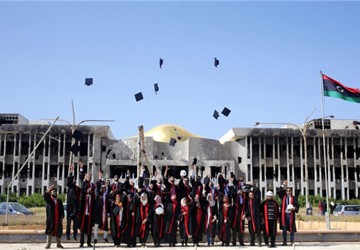 Bộ ảnh kỷ yếu độc đáo chụp trong trường đại học tan hoang vì bom đạn