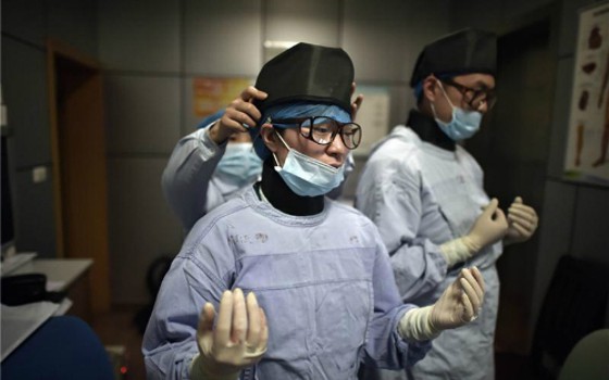 Bác sĩ liều mình với bức xạ ca mổ tia X để cứu bệnh nhân