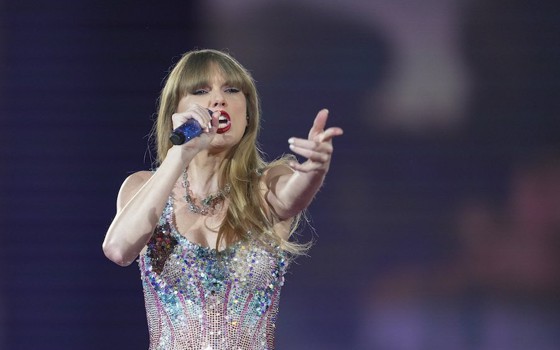 Scott ឪពុករបស់ Taylor Swift ត្រូវបានចោទប្រកាន់ពីបទដាល់អ្នកថតរូបមុខ