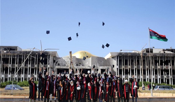 Bộ ảnh kỷ yếu độc đáo chụp trong trường đại học tan hoang vì bom đạn