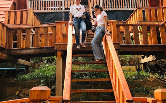 ផ្ទះលំហែរមាត់អូរ ភ្នំ១៥០០