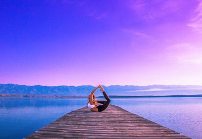 Nữ phi công đẹp tuyệt trần với những thế Yoga gây sốt