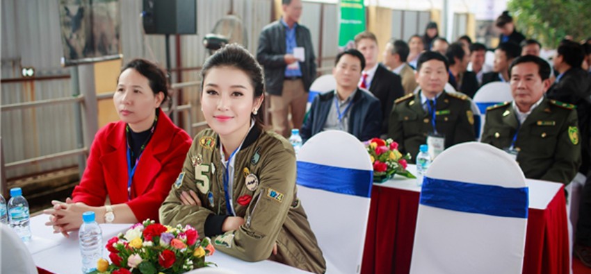 Huyền My giản dị tham dự buổi tiêu hủy ngà voi và sừng tê giác