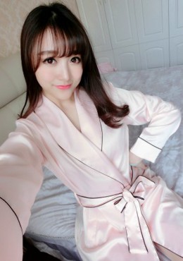 Áo choàng ngủ màu hồng dễ thương, kín đáo