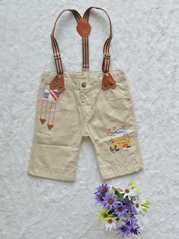 Quần Bé Trai Dây Đeo Kaki Short Thêu Trắng Kem