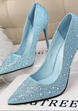 ស្បែកជើង​កែង