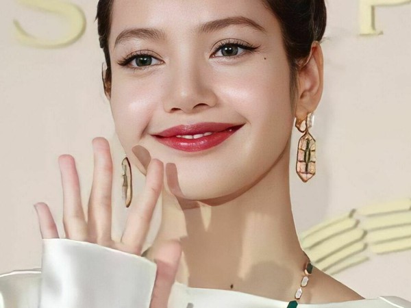 Lalisa Manobal (ក៏សរសេរថា Manoban; កើត Pranpriya Manobal; ថ្ងៃទី 27 ខែមីនា ឆ្នាំ 1997),