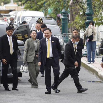  លោក ថាក់ស៊ីន ត្រូវបាននាំខ្លួនទៅដល់ពន្ធនាគារក្នុងទីក្រុងបាងកកហើយ !