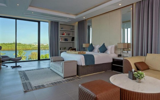 Castle Bayview Resort & Spa កំពត