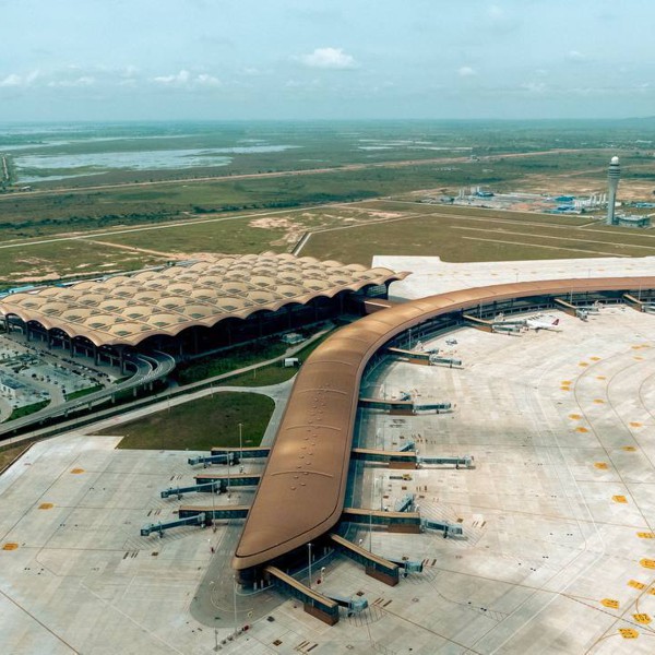 អបអរសាទរអាកាសយានដ្ឋានអន្តរជាតិភ្នំពេញតេជោ ដែលបានចាប់ផ្តើមដំណើរការបម្រើសេវាកម្មហោះហើរជូនភ្ញៀវជាតិ និងអន្តរជាតិ តភ្ជាប់ជើងមេឃកម្ពុជាទៅកាន់ពិភពលោកកាន់តែធំ និងទូលាយ​ជាងមុន។