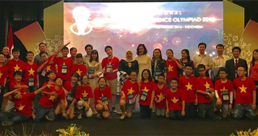 Vượt qua nhiều đội mạnh, tuyển Toán Việt Nam dẫn đầu kì thi quốc tế