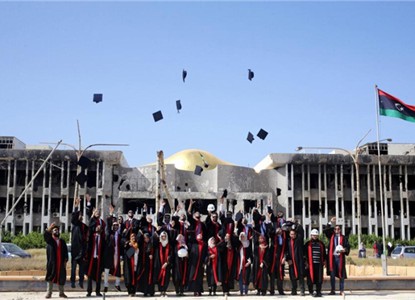 Bộ ảnh kỷ yếu độc đáo chụp trong trường đại học tan hoang vì bom đạn