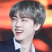 BTS Jin បានជូនពរ J-hope 'Happy Birthday' ដោយចៃដន្យនៅក្រោមការបង្ហោះរបស់សមាជិកម្នាក់ទៀត។