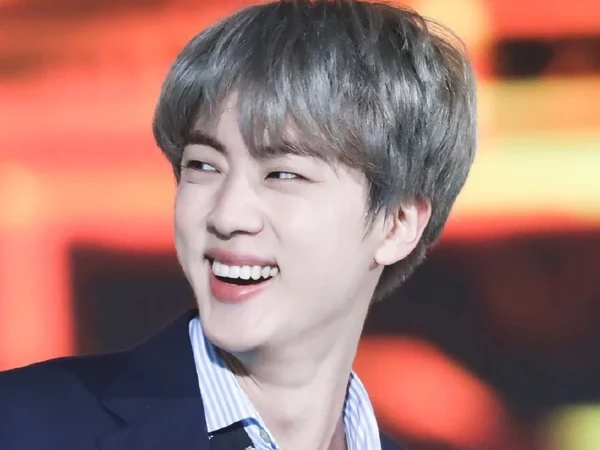 BTS Jin បានជូនពរ J-hope 'Happy Birthday' ដោយចៃដន្យនៅក្រោមការបង្ហោះរបស់សមាជិកម្នាក់ទៀត។