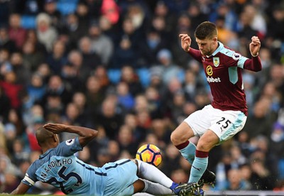 Pep kịp sửa sai, Man City chật vật vượt ải Burnley