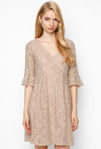 Đầm Ren Cổ Tim Tay Loe