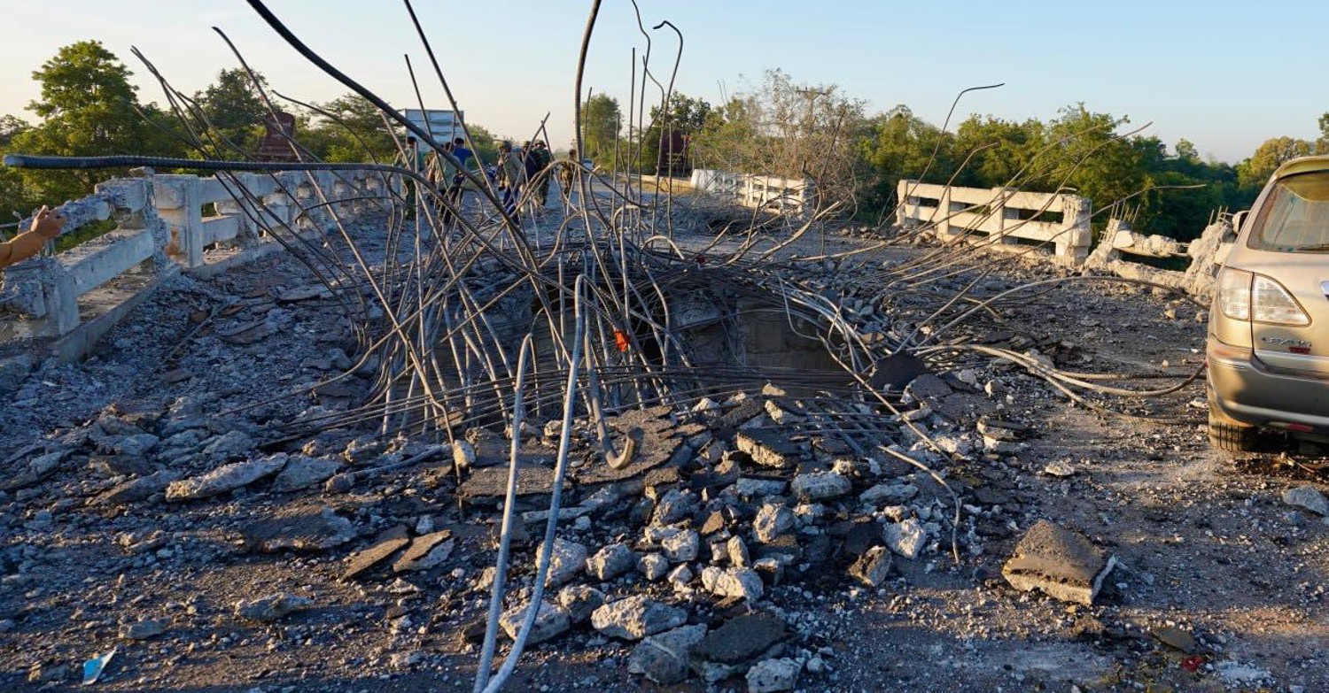 រូបភាពស្ពានអូរជីក រងការខូចខាតឆ្លងកាត់លែងកើតតែម្តង ក្រោយកងទ័ពអាកាសថៃ  ប្រើយន្តហោះចម្បាំង F16 ចំនួនពីរគ្រឿងមកទម្លាក់គ្រាប់ចំ កាលពីរាត្រីថ្ងៃទី១៩ ខែធ្នូ ឆ្នាំ២០២៥