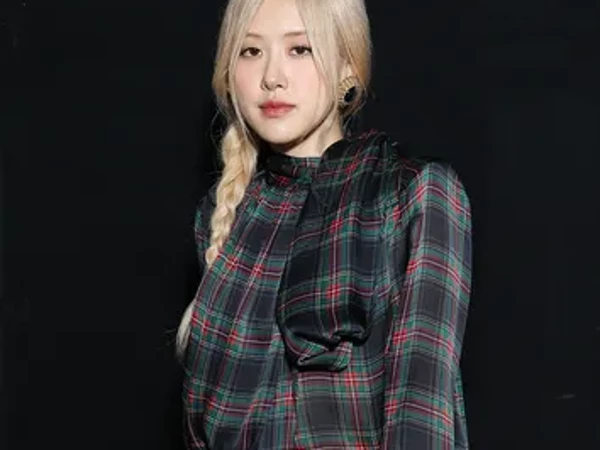 Rose របស់ Blackpink បង្ហាញហត្ថលេខារបស់នាង Saint Laurent មើលទៅក្នុងកម្មវិធី Vanity Fair Oscar Party