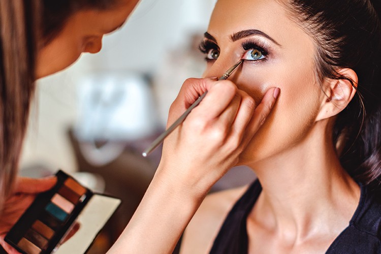 ហេតុអ្វីបានជាការតុបតែងមុខរបស់អ្នកអាចបង្កគ្រោះថ្នាក់ដល់អ្នក?