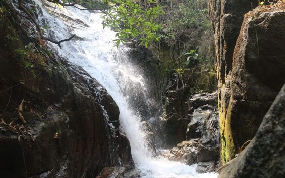 ទឹកធ្លាក់ថ្មក្រាល ខេត្តកំពង់ឆ្នាំង