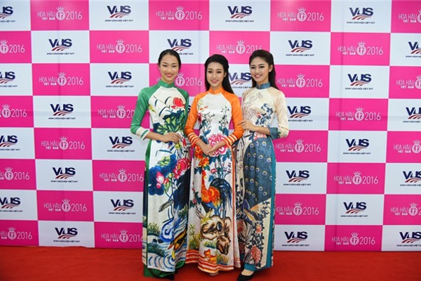 Người đẹp HHVN 2016 tự tin với tiếng Anh vững vàng