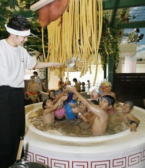 Nhật Bản mở dịch vụ tắm mì ramen để cải thiện làn da