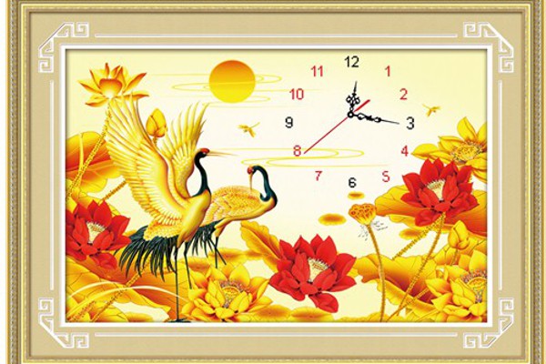 Tranh thêu chữ thập con công