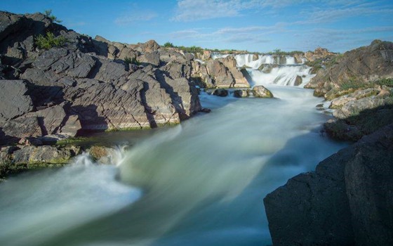 ទឹក​ជ្រោះ​ល្បាក់​​​ខោន​ប្រៀប​​​ផ្ទាំង​គំនូរ​ឯក​​នៅ​​ជាប់​ព្រំ​ដែន​ឡាវ​​