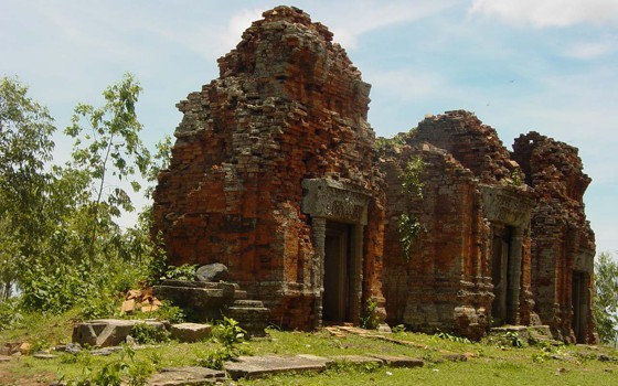 ប្រាសាទភ្នំត្រប់ ឬភ្នំទ្រព្យ