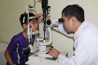 Thiếu niên mất ngón tay, hỏng mắt vì nghịch kíp nổ