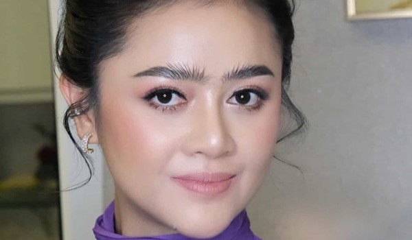 ឱក សុគន្ធកញ្ញា បានឈានជេីងចូលវិស័យសិល្បះ ដំបូងនាអំឡុងឆ្នាំ ១៩៩៩ 