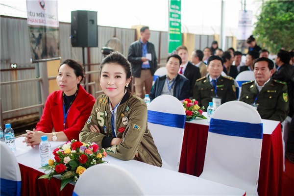 Huyền My giản dị tham dự buổi tiêu hủy ngà voi và sừng tê giác