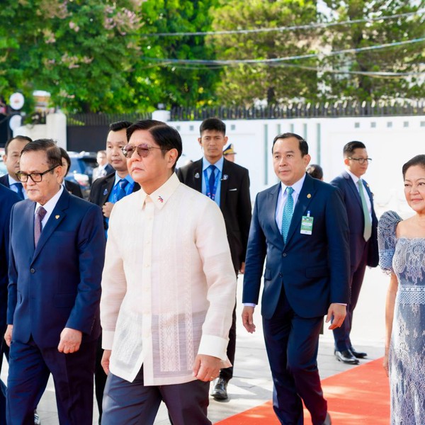 ប្រធានាធិបតីហ្វីលីពីន ឯកឧត្តម Ferdinand Romualdez Marcos Jr. ដាក់កម្រងផ្កាគោរពវិញ្ញាណក្ខន្ធនៅវិមានឯករាជ្យ និងនៅមណ្ឌបព្រះបរមរូប «ព្រះបរមរតន កោដ្ឋ» 