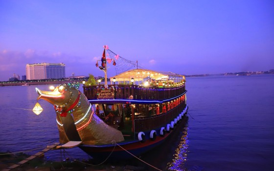 ការ​ជិះ​ទូក​កម្សាន្ត​តាមមាត់ទន្លេ នៅភ្នំពេញ