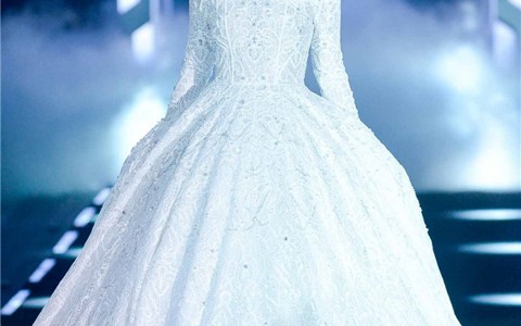 Những lần mẫu Việt “vật vã” với bạn diễn trên sàn catwalk