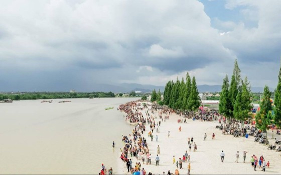  ឆ្នេរកោះស្មៅ​ ខេត្តកំពត