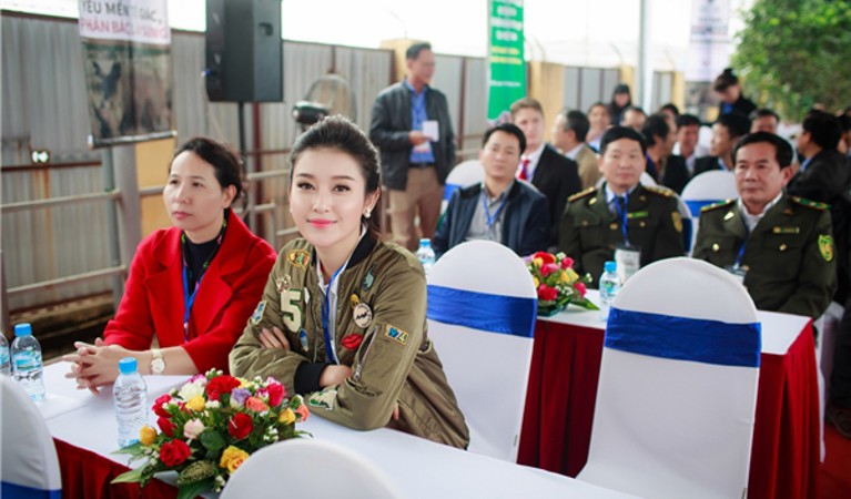 Huyền My giản dị tham dự buổi tiêu hủy ngà voi và sừng tê giác