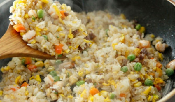 ៤ មិនត្រូវចៀសវាងពេលទទួលទានអាហារថ្ងៃត្រង់ ដើម្បីកុំឱ្យប៉ះពាល់ដល់សុខភាព