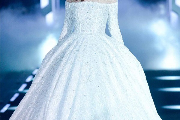 Những lần mẫu Việt “vật vã” với bạn diễn trên sàn catwalk