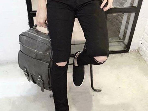 ធាតុដ៏គួរឱ្យទាក់ទាញនៃខោខូវប៊យពណ៌ខ្មៅដែលហែកជង្គង់របស់បុរស