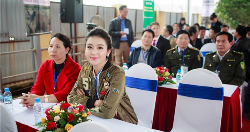 Huyền My giản dị tham dự buổi tiêu hủy ngà voi và sừng tê giác