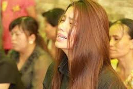 Hoa hậu Phạm Hương liên tục khóc nấc khi lo hậu sự cho bố