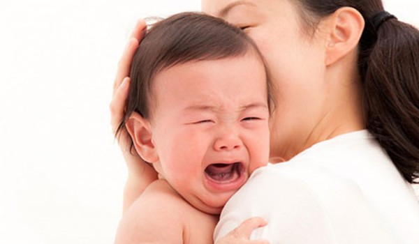 Vì sao bé đang ngoan cứ nhìn thấy mẹ là lại quấy khóc?